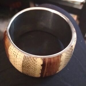 Sleek texture looking bracelet